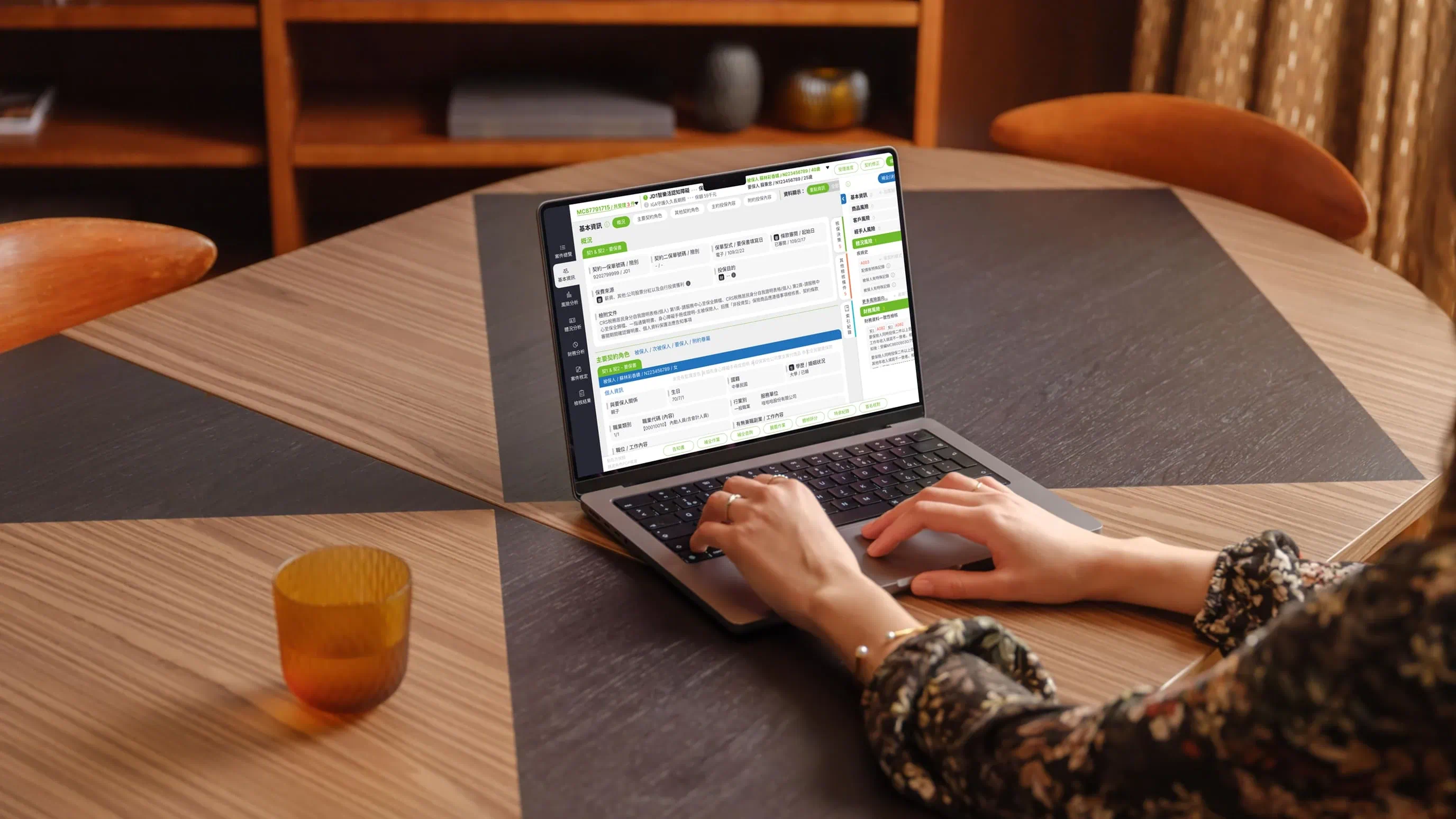 國泰人壽內部核保系統介面，展示高效能的案件審核 Dashboard